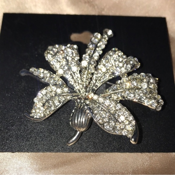 NWT Silver Rhinestone Brooch 2" Floral Lily Perfect Gift Elegant Crystal Flower - Picture 6 of 8